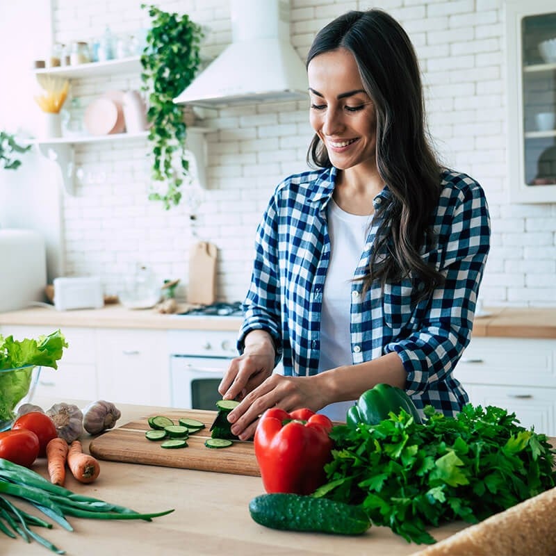 woman-preparing-healthy-food
